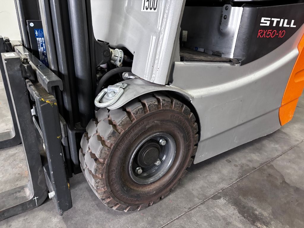 Een in bijna nieuwstaat verkerende STILL RX50-10 elektrische hef