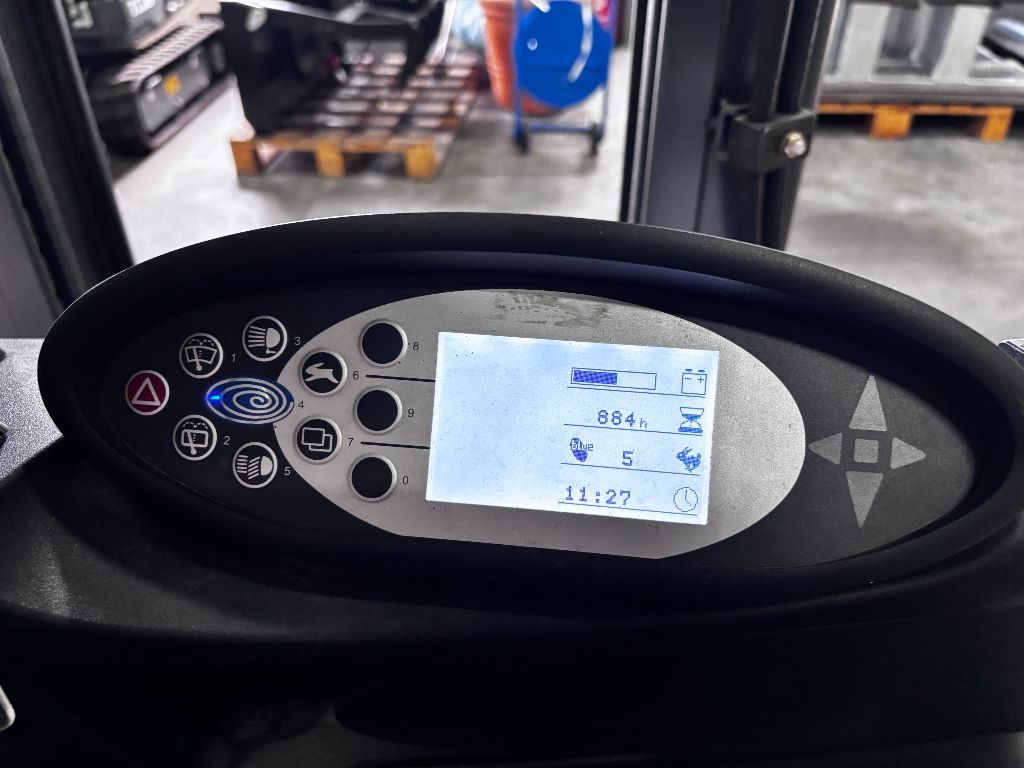 Een in bijna nieuwstaat verkerende STILL RX50-10 elektrische hef