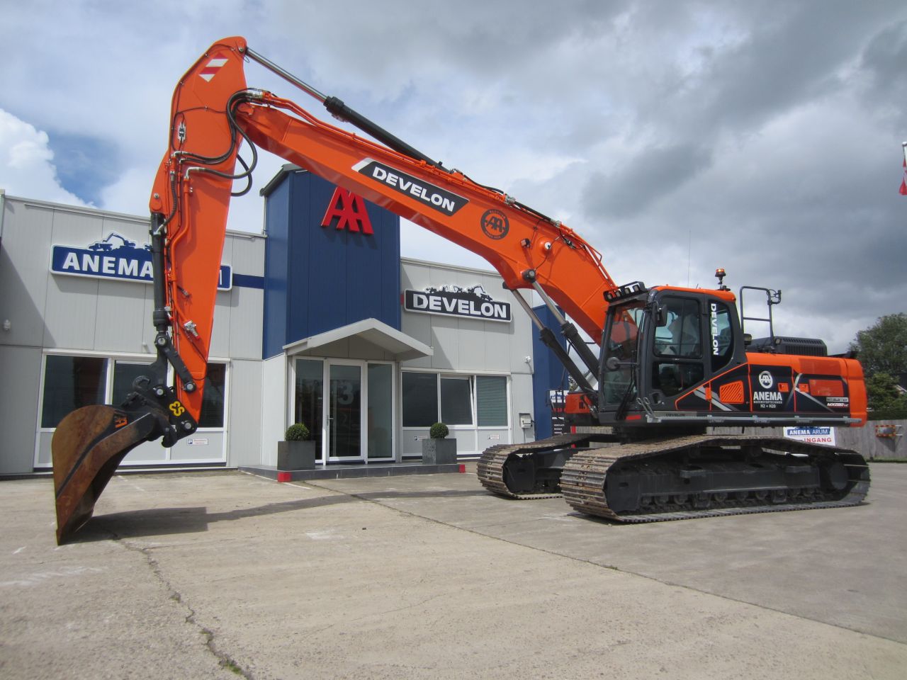 Develon DX255LC-7