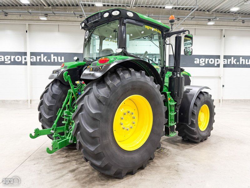 John Deere 6215R