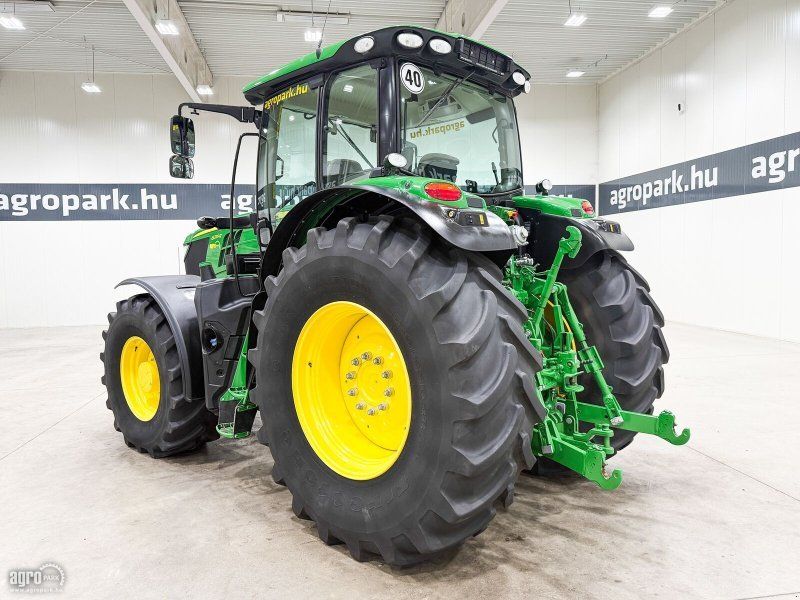 John Deere 6215R