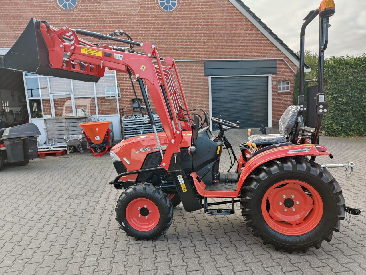 Hinomoto HM275 met voorlader