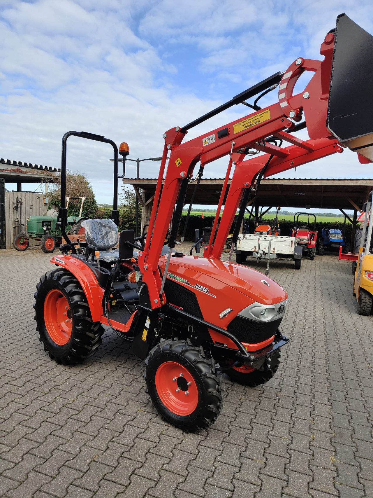 Hinomoto HM275 met voorlader