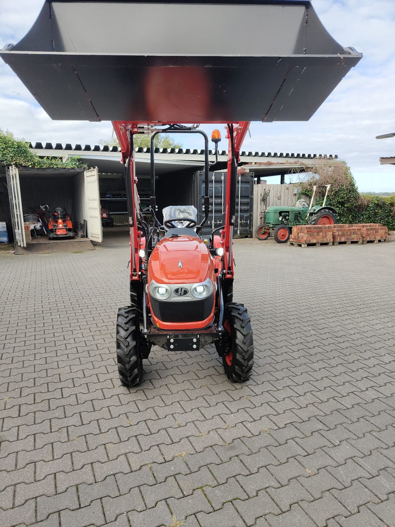 Hinomoto HM275 met voorlader