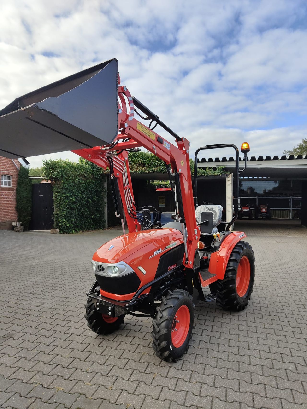 Hinomoto HM275 met voorlader