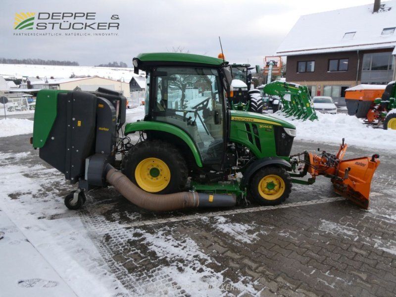John Deere 3046R mit Mähwerk+Grasaufnahme