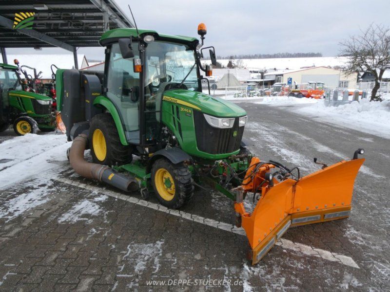 John Deere 3046R mit Mähwerk+Grasaufnahme