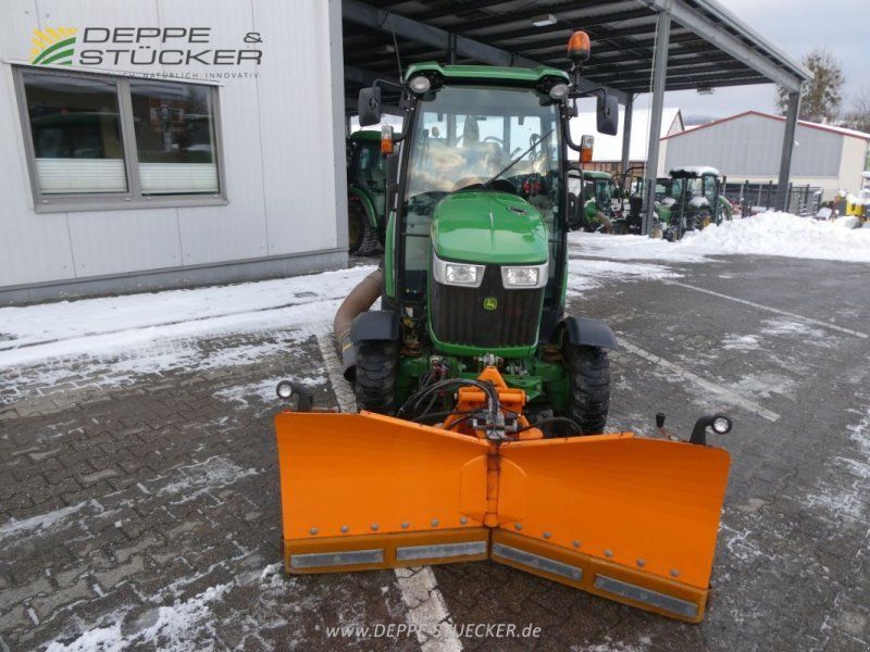 John Deere 3046R mit Mähwerk+Grasaufnahme