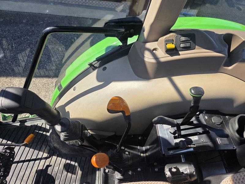 John Deere 5055E