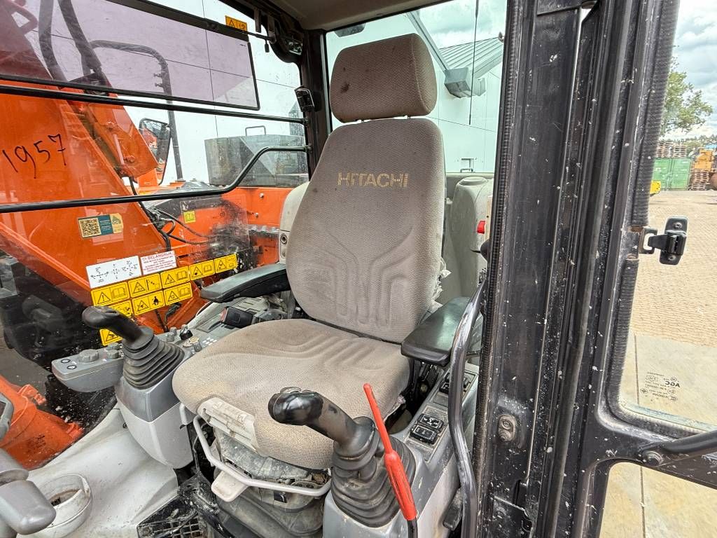 Hitachi ZX135US-6 - Hammer Lines / Automatic Greasing
