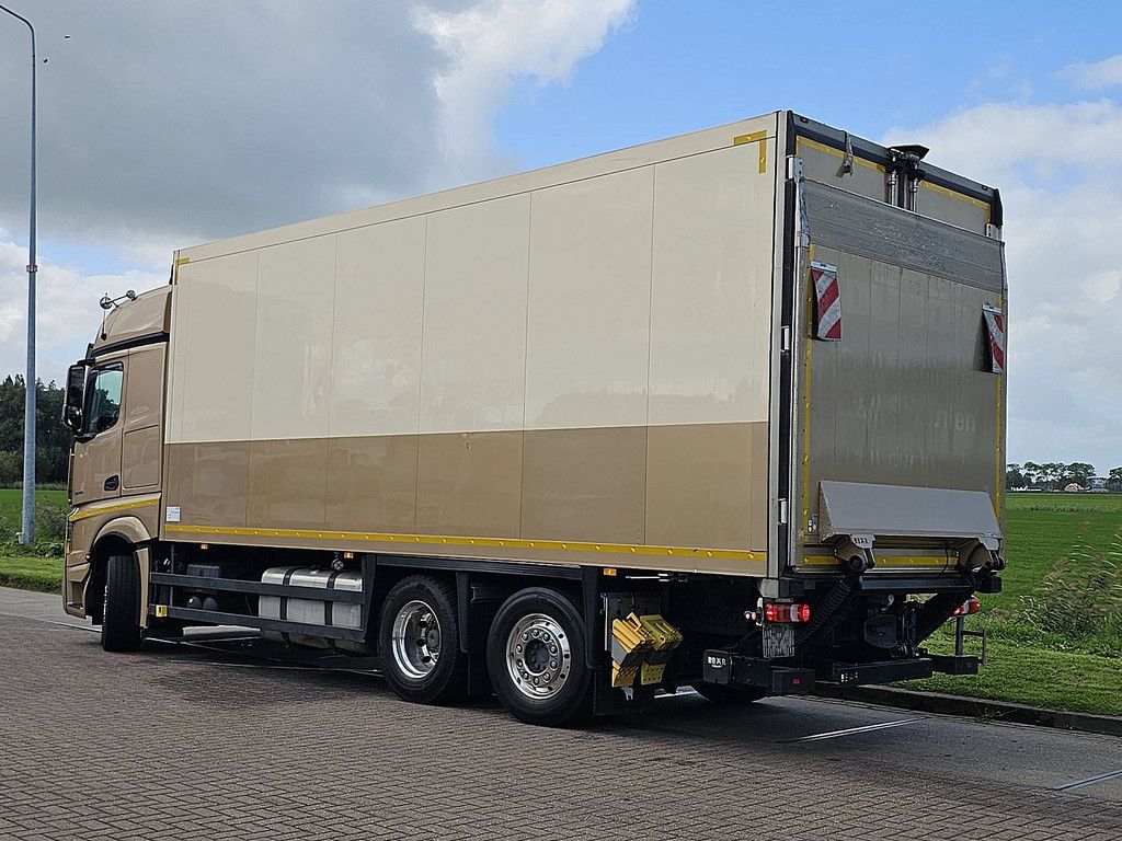 MERCEDES-BENZ ACTROS 2548 6x2 steer 2t lift