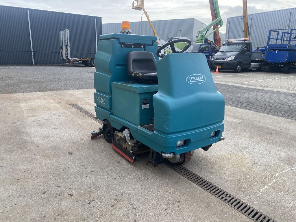2005 Tennant 7100, Schrobmachine, 85 cm