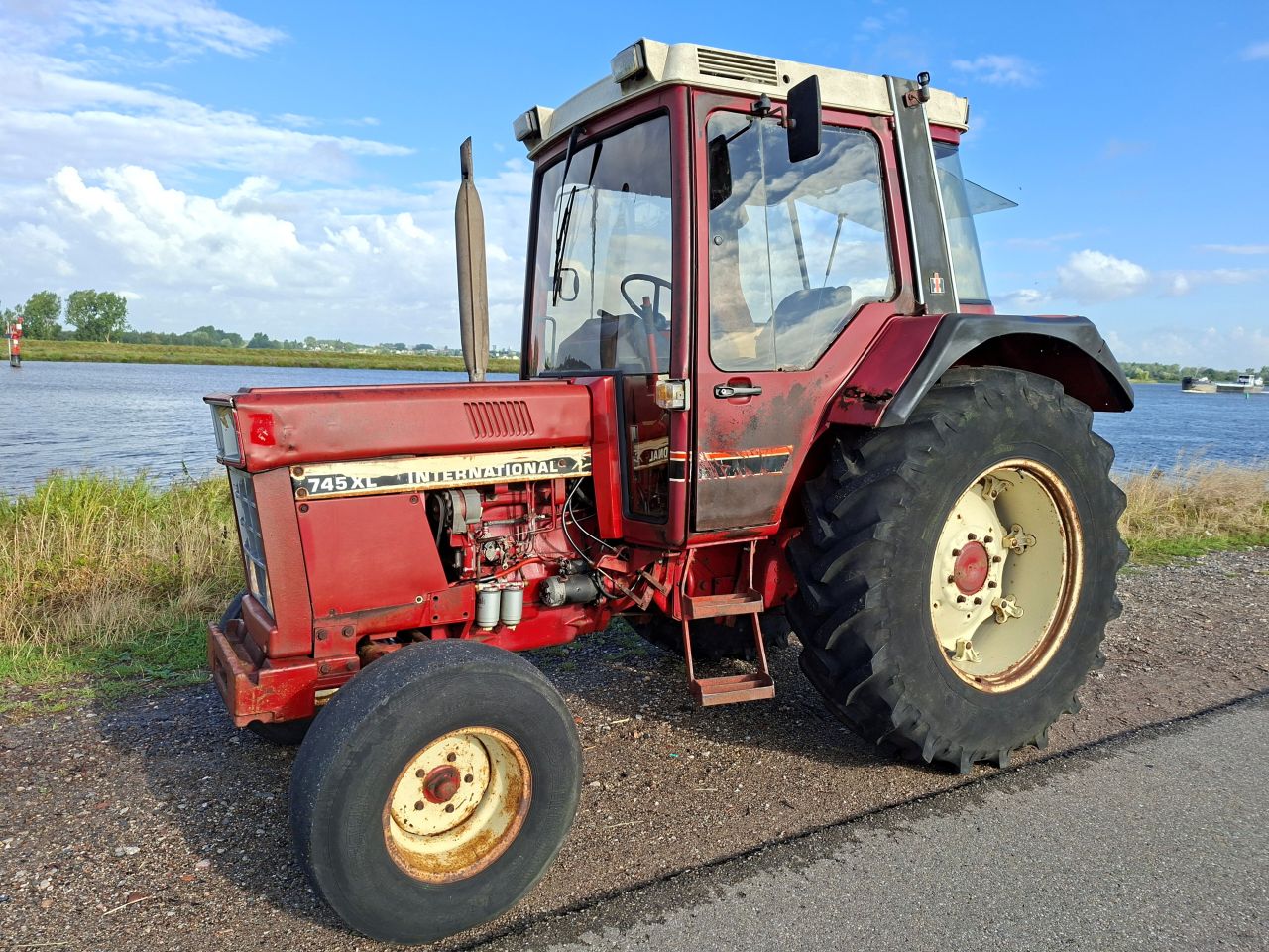 International 745 XL