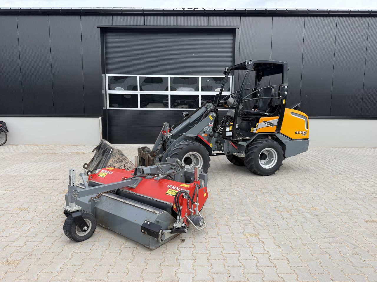 Giant G2700HD Xtra +bak, palletlepels en veegmachine!