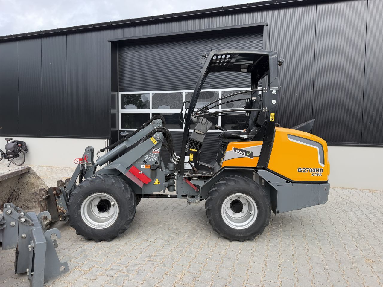 Giant G2700HD Xtra +bak, palletlepels en veegmachine!