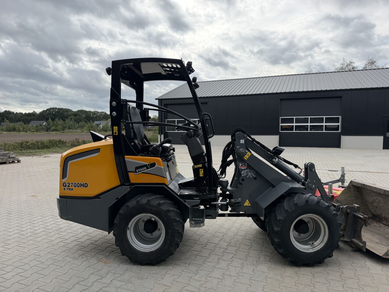 Giant G2700HD Xtra +bak, palletlepels en veegmachine!