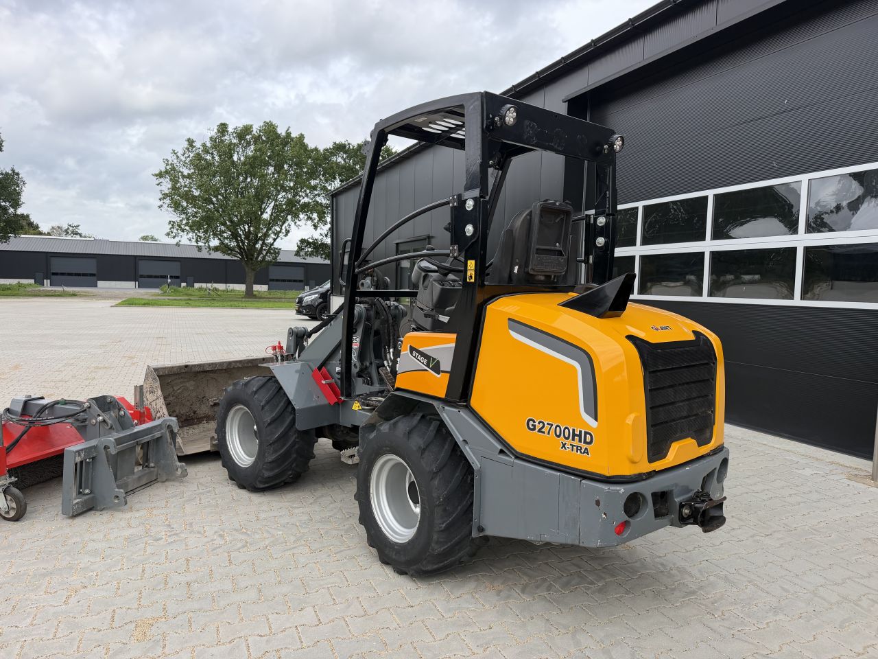 Giant G2700HD Xtra +bak, palletlepels en veegmachine!