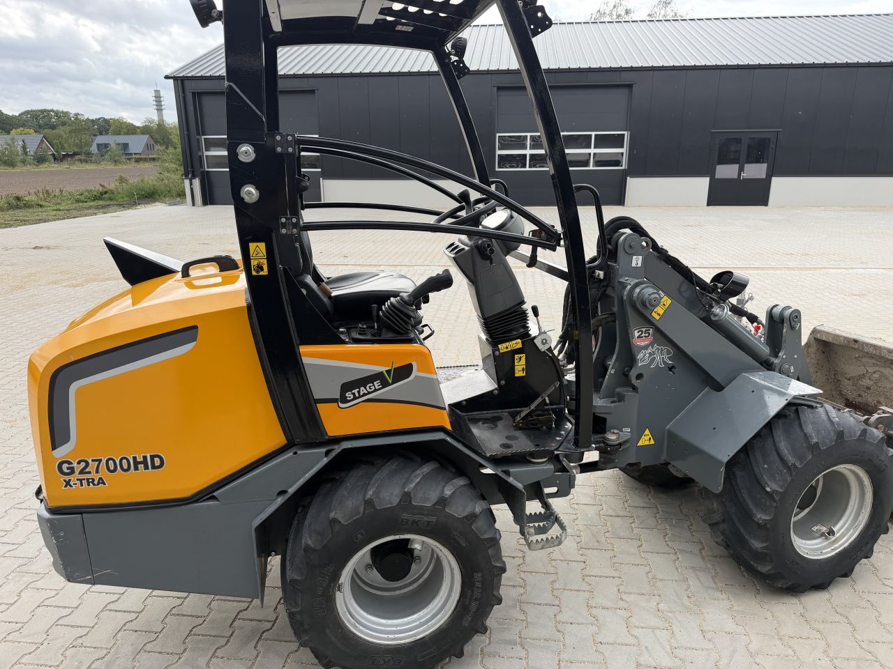 Giant G2700HD Xtra +bak, palletlepels en veegmachine!