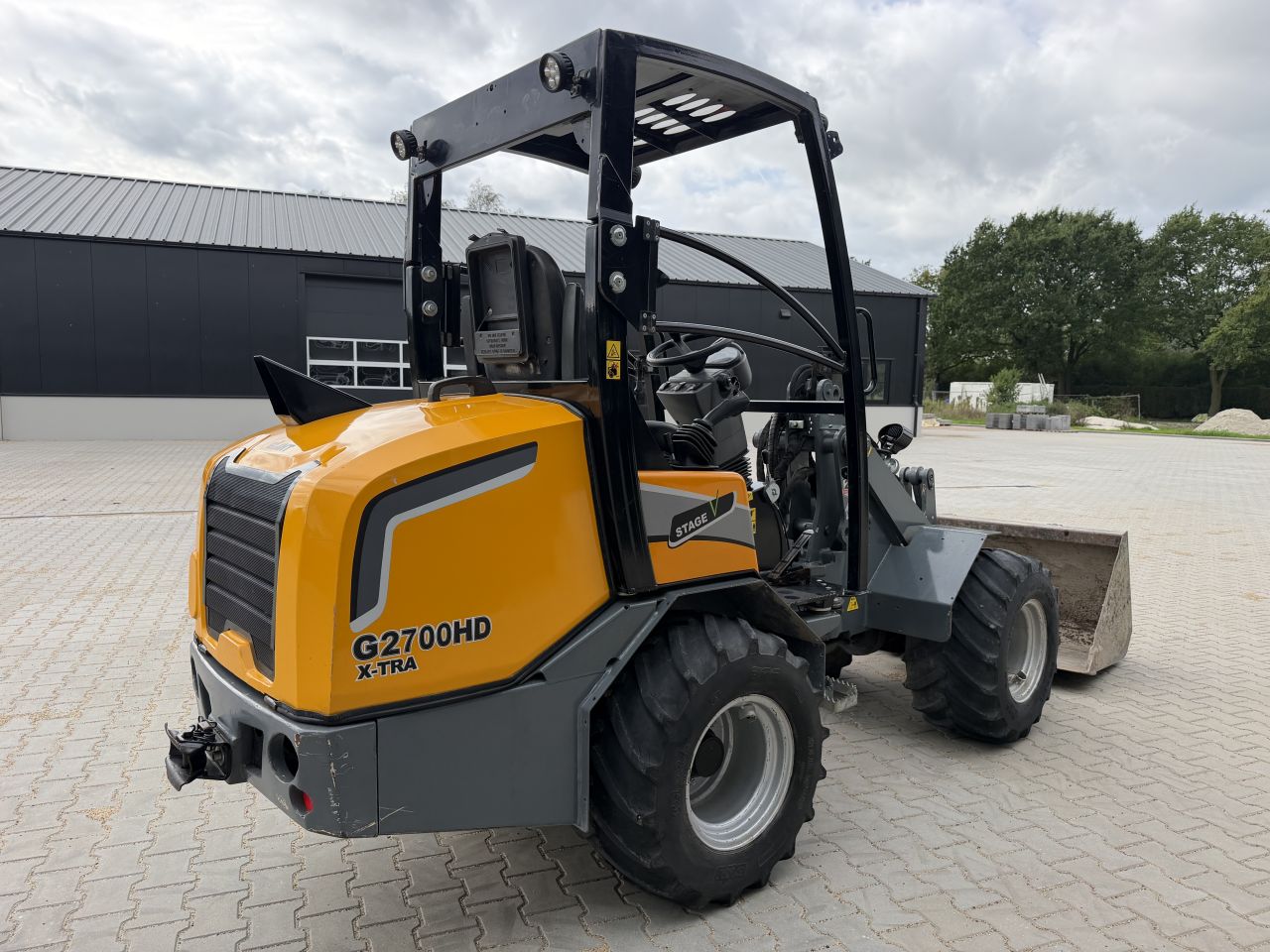 Giant G2700HD Xtra +bak, palletlepels en veegmachine!