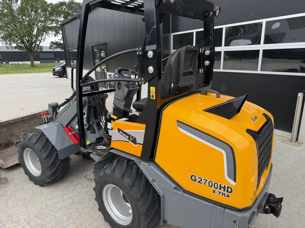Giant G2700HD Xtra +bak, palletlepels en veegmachine!