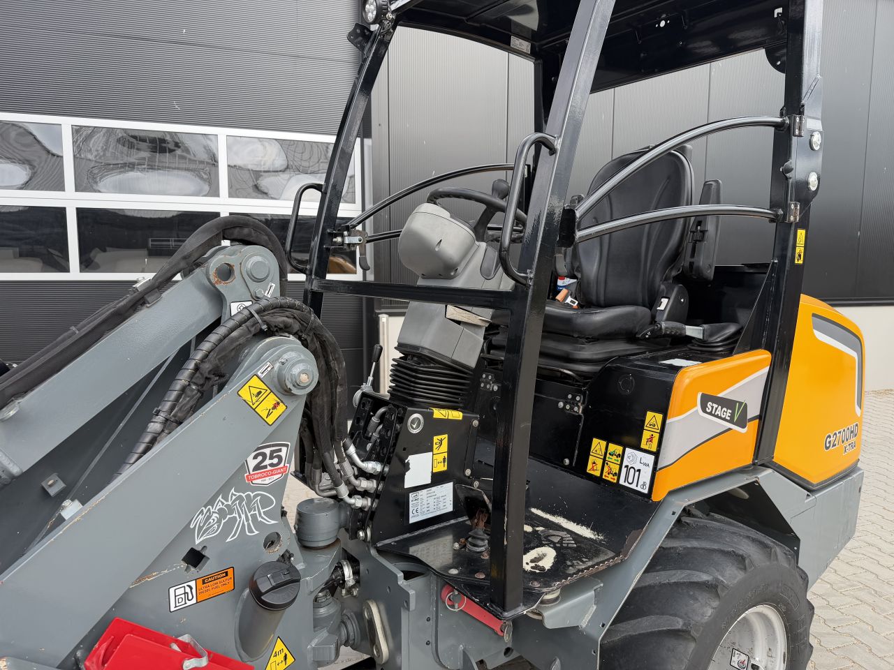 Giant G2700HD Xtra +bak, palletlepels en veegmachine!