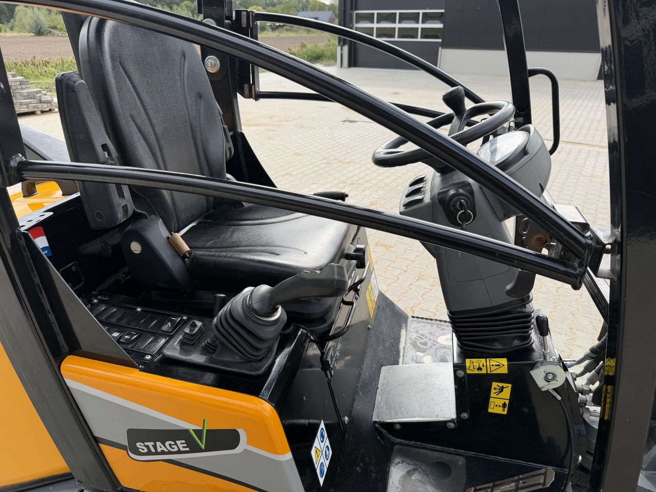 Giant G2700HD Xtra +bak, palletlepels en veegmachine!