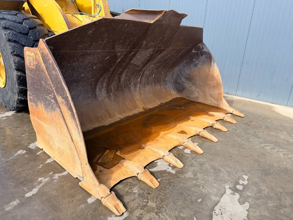 CAT 966M