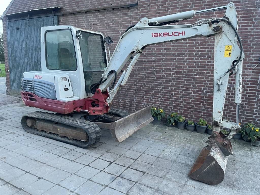 Takeuchi TB 235