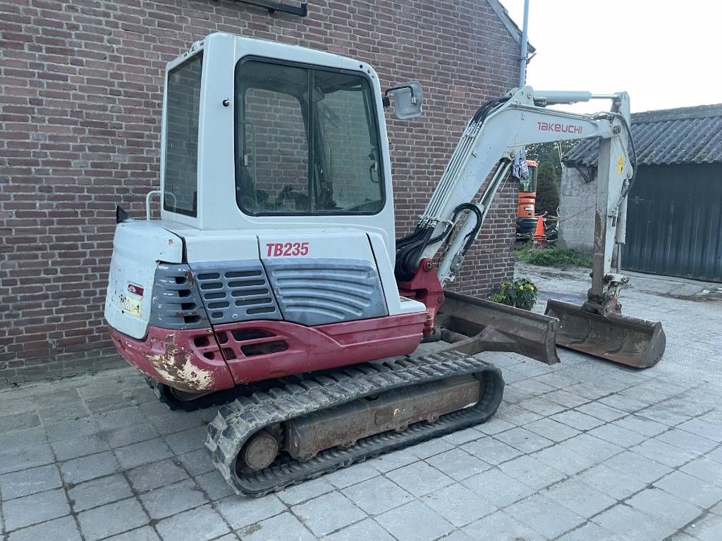 Takeuchi TB 235