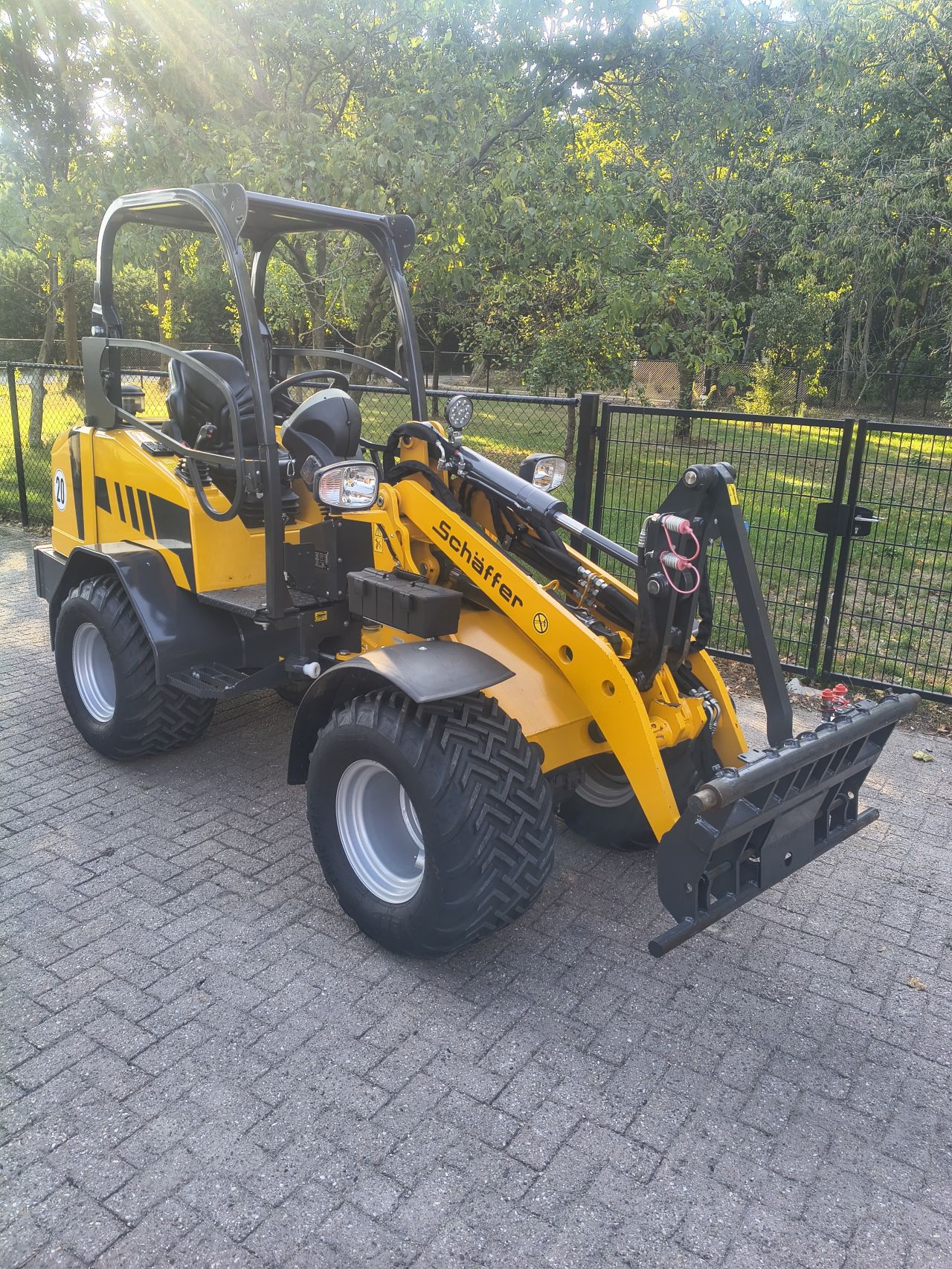 Schaffer weidemann giant shovel mini loader