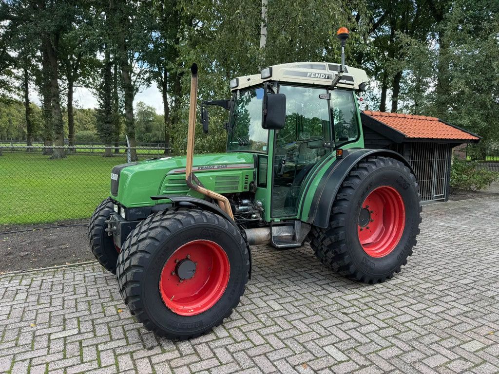 Fendt 208 S trekker gazonbanden