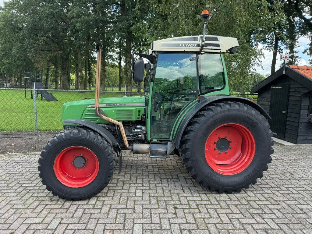 Fendt 208 S trekker gazonbanden