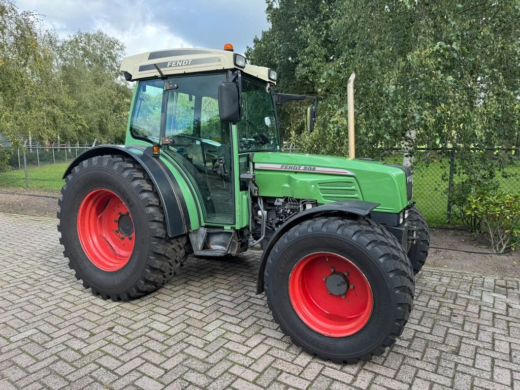 Fendt 208 S trekker gazonbanden