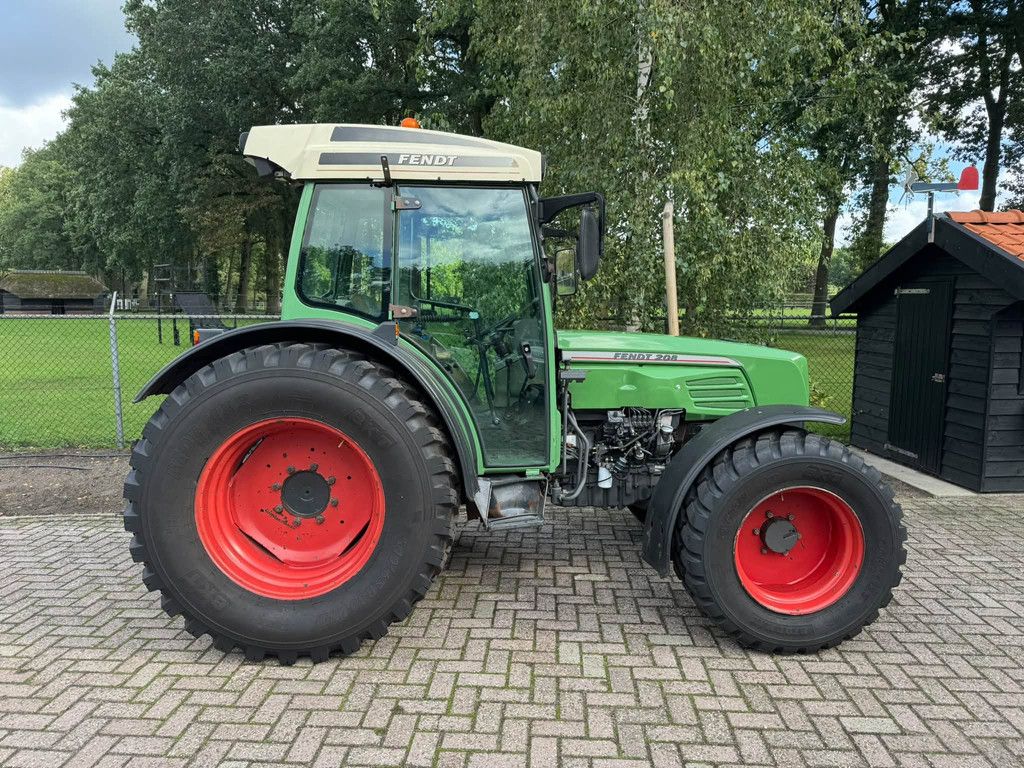 Fendt 208 S trekker gazonbanden