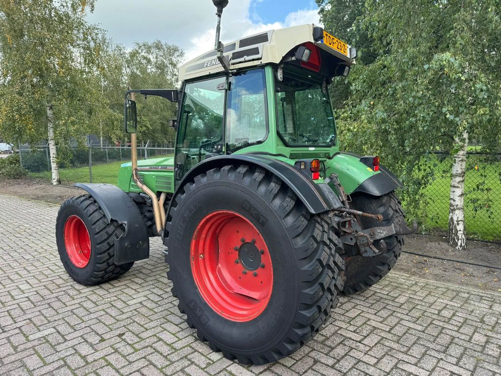 Fendt 208 S trekker gazonbanden