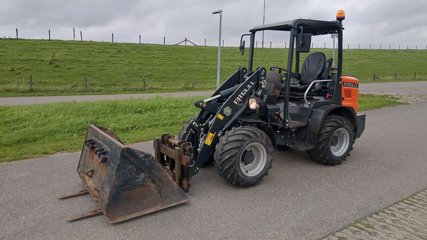 Pitbull X24-45 shovel (bj2021) 735 draaiuren!! Bak+vorken als ni
