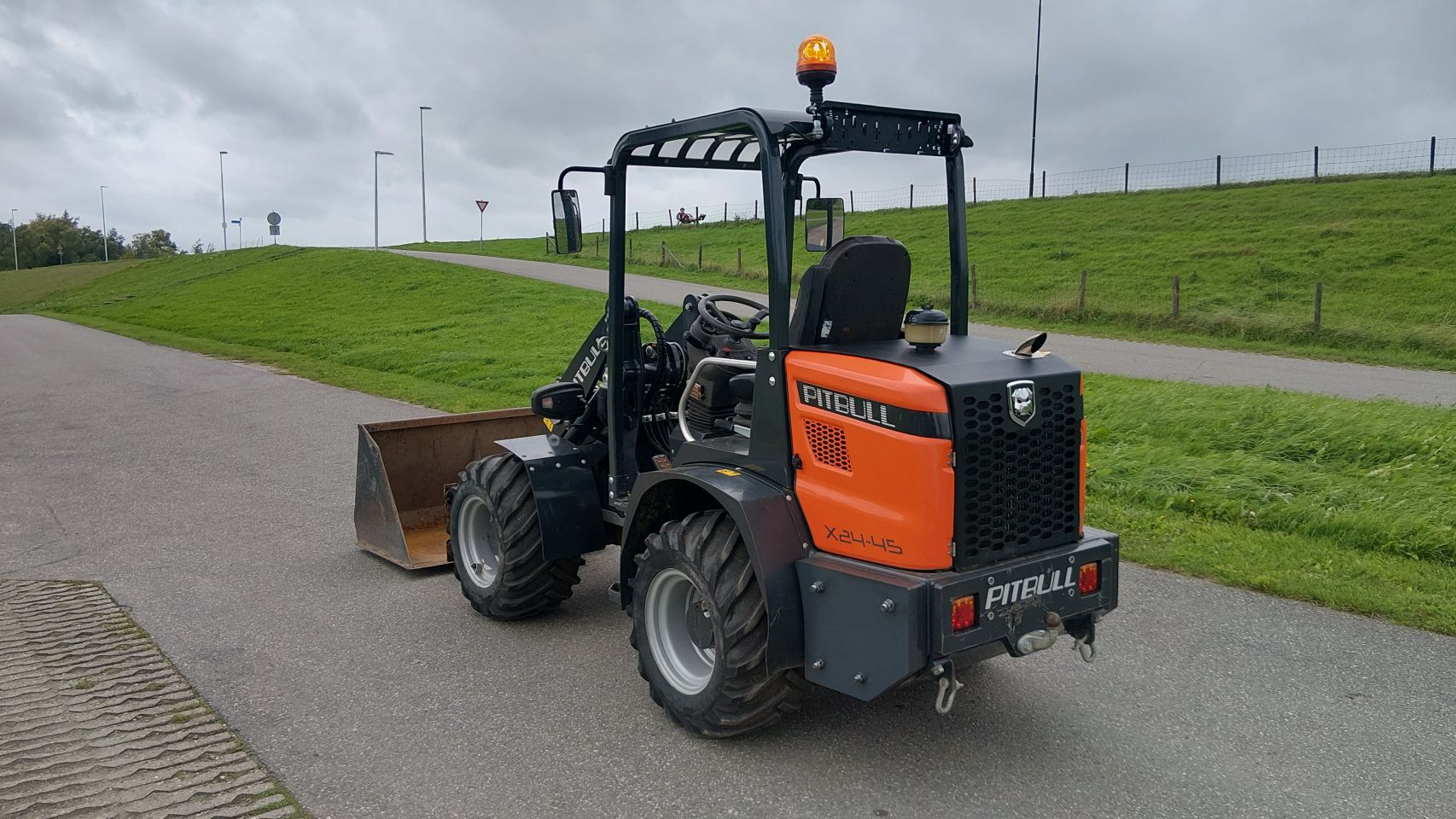 Pitbull X24-45 shovel (bj2021) 735 draaiuren!! Bak+vorken als ni