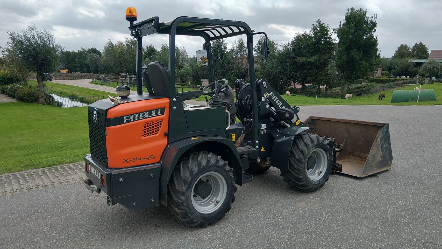 Pitbull X24-45 shovel (bj2021) 735 draaiuren!! Bak+vorken als ni