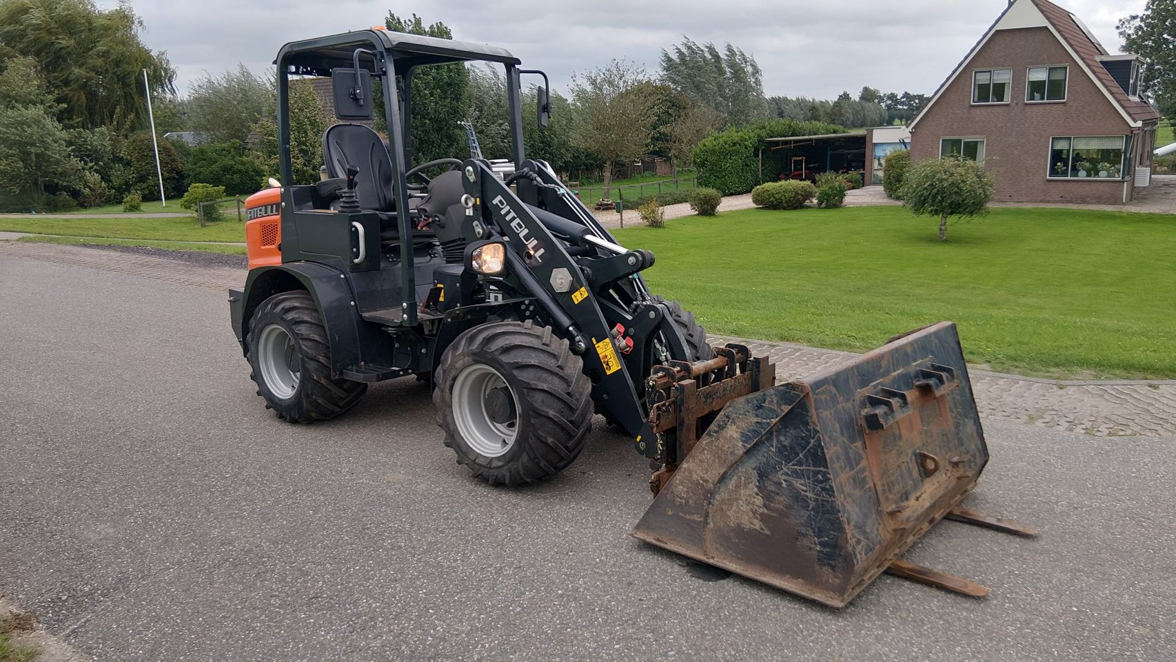 Pitbull X24-45 shovel (bj2021) 735 draaiuren!! Bak+vorken als ni
