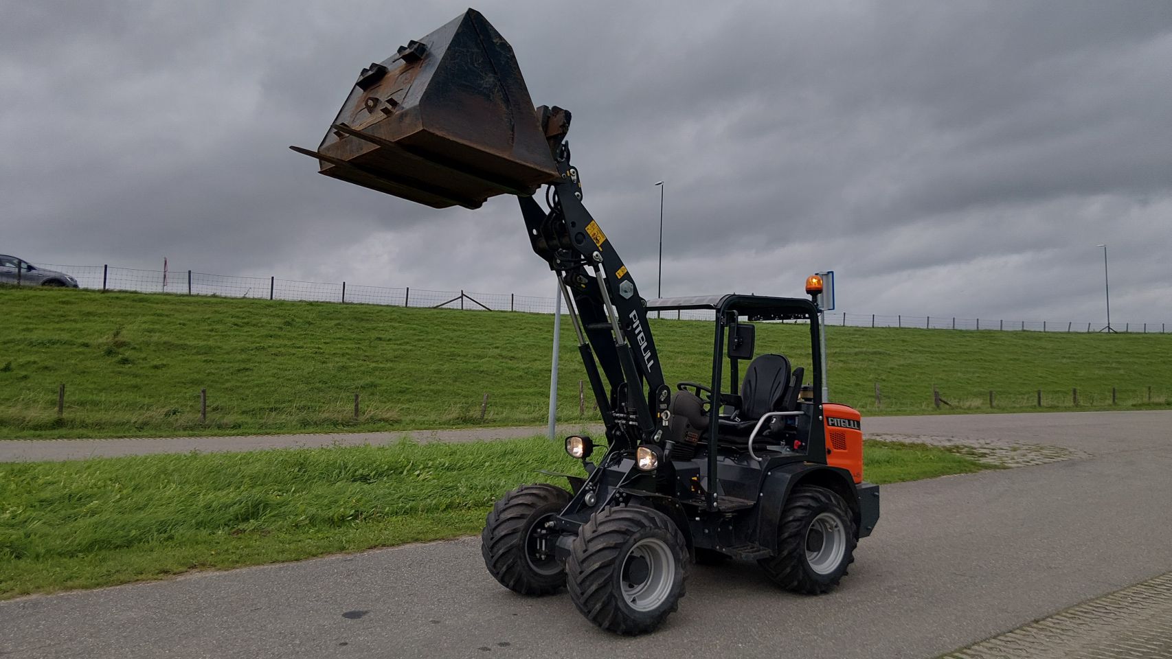 Pitbull X24-45 shovel (bj2021) 735 draaiuren!! Bak+vorken als ni