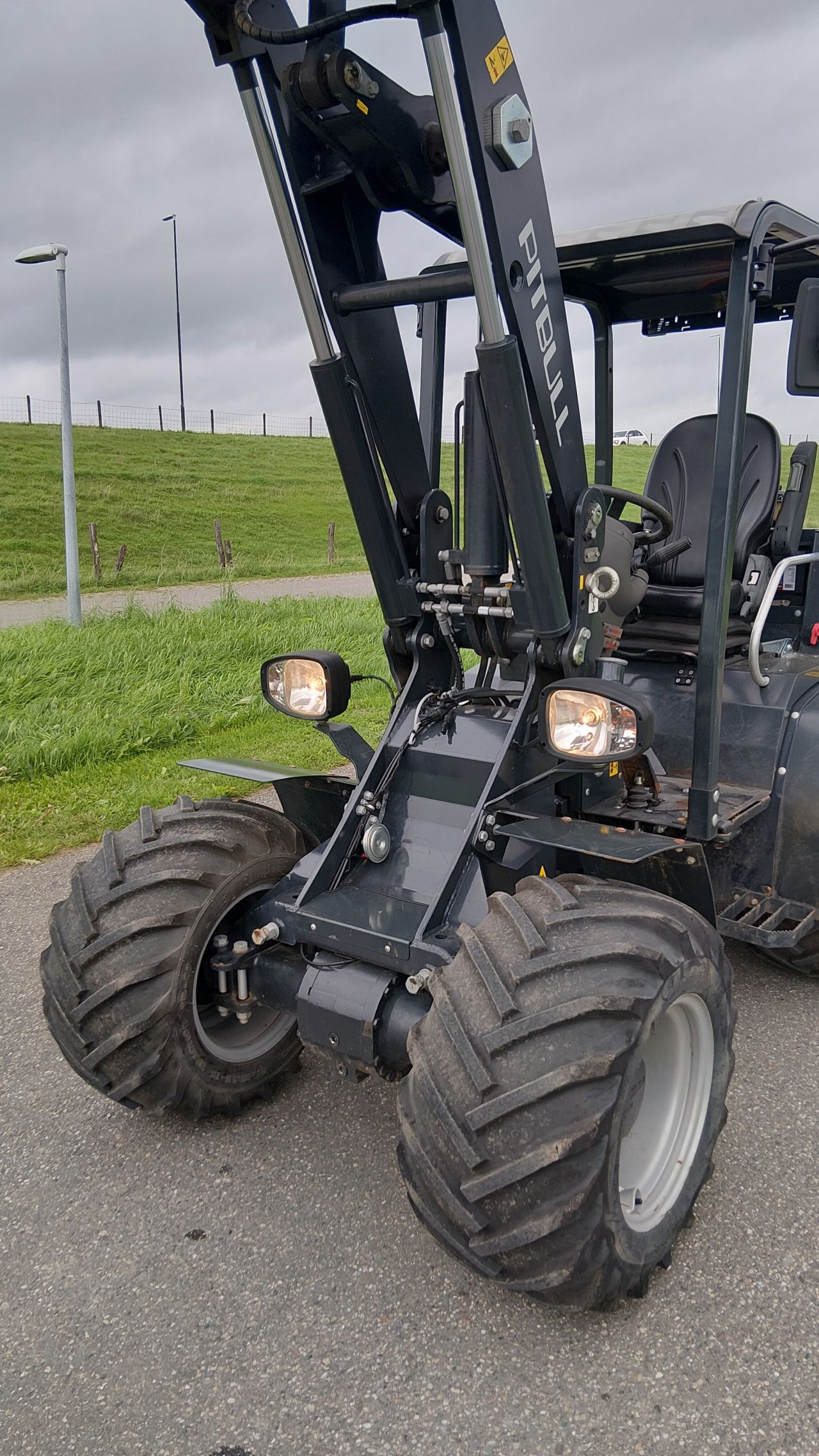 Pitbull X24-45 shovel (bj2021) 735 draaiuren!! Bak+vorken als ni