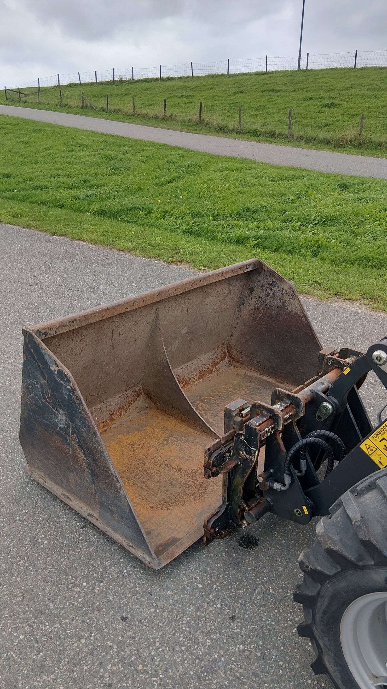 Pitbull X24-45 shovel (bj2021) 735 draaiuren!! Bak+vorken als ni