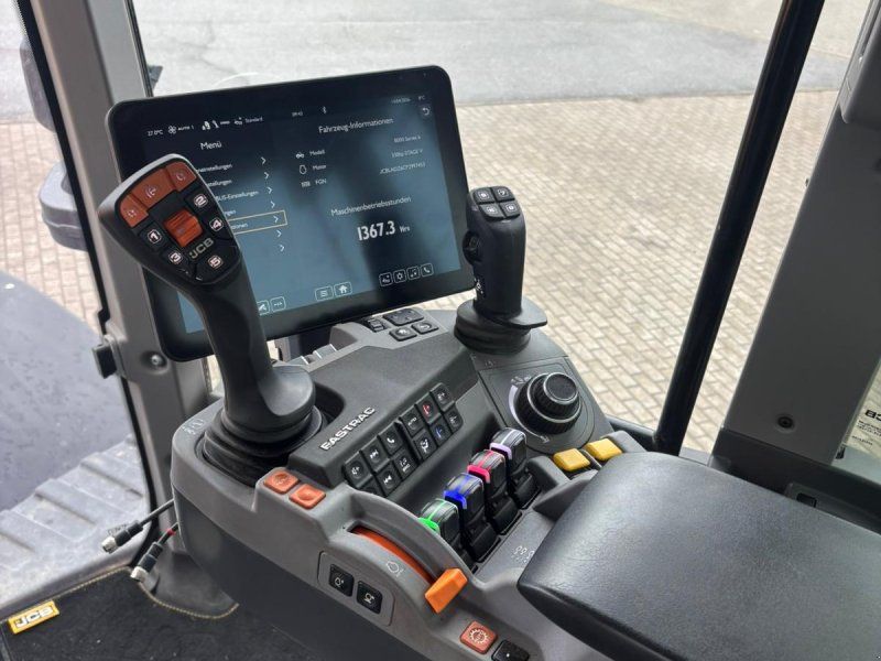 JCB FasTrac 8330