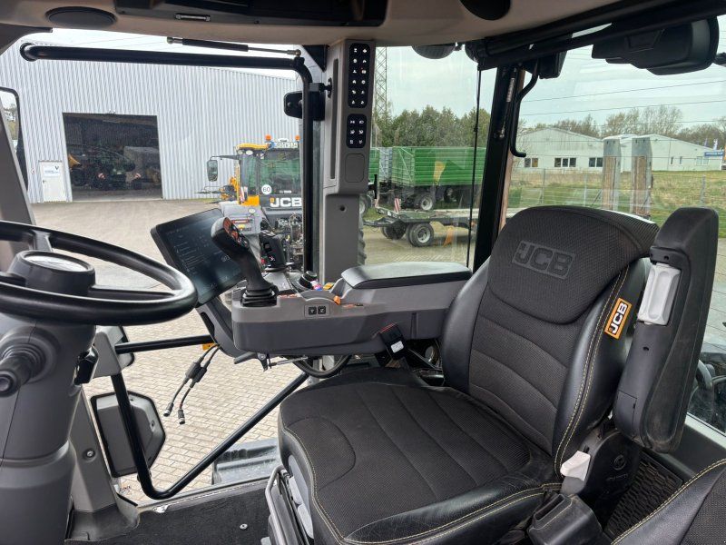 JCB FasTrac 8330