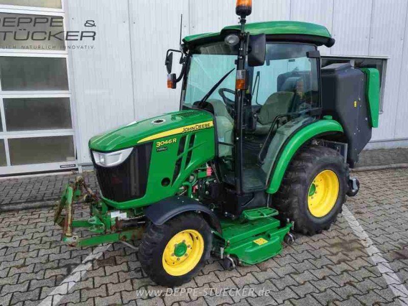 John Deere 3046R mit Mähwerk+Grasaufnahme