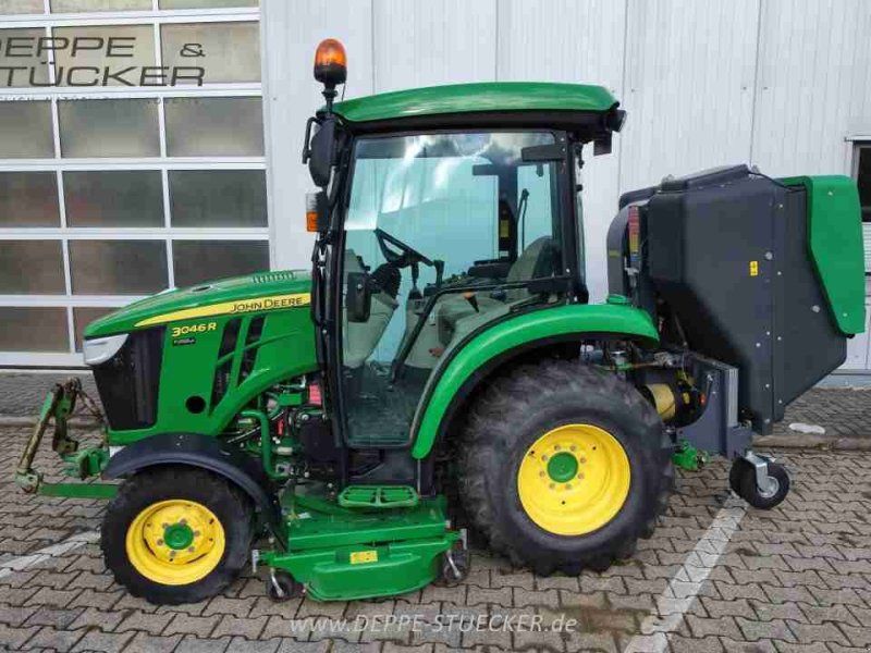 John Deere 3046R mit Mähwerk+Grasaufnahme