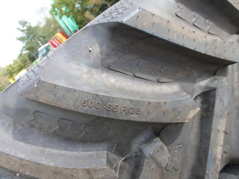 BKT 600/65 R28
