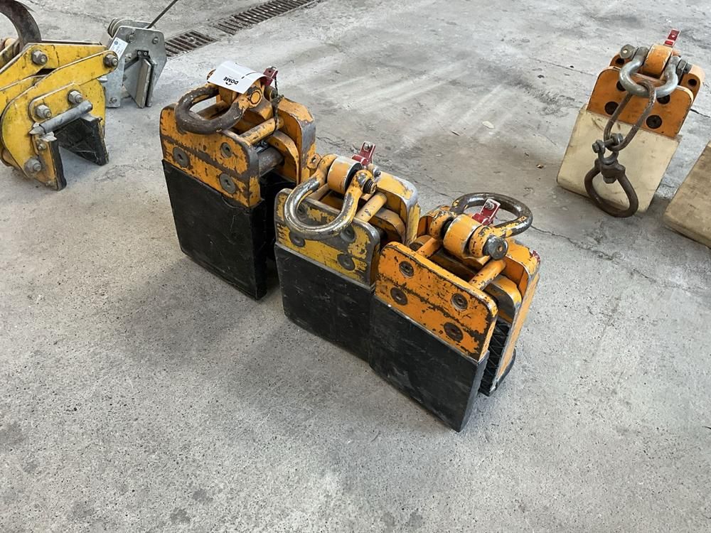 Various lifting clamps (3x)