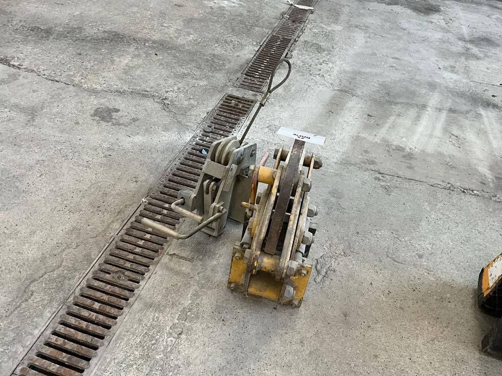 Verschiedene Hebeklemmen (2x)