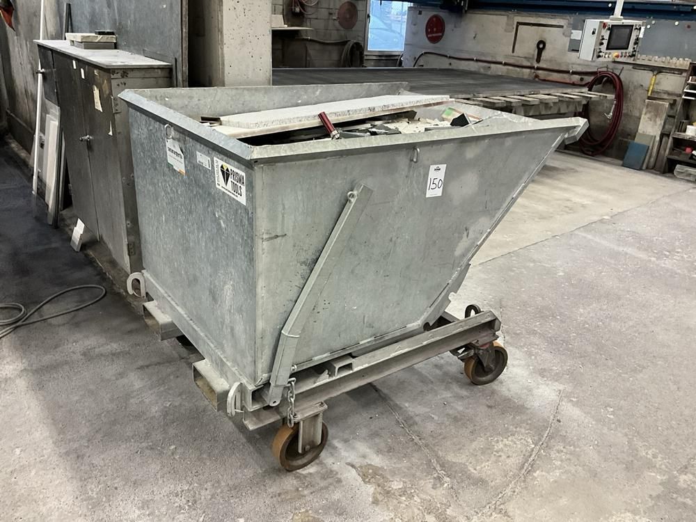 Tipping waste container